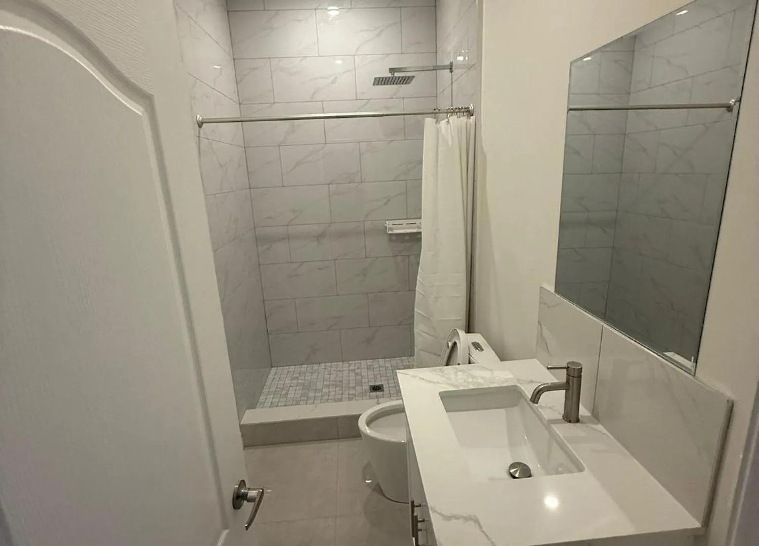 Rum i privatbostad Maple Leaf Stay-Walk To Uoft,Dt,Street Cars,Bars,Rom-Free Wifi Toronto Kanada