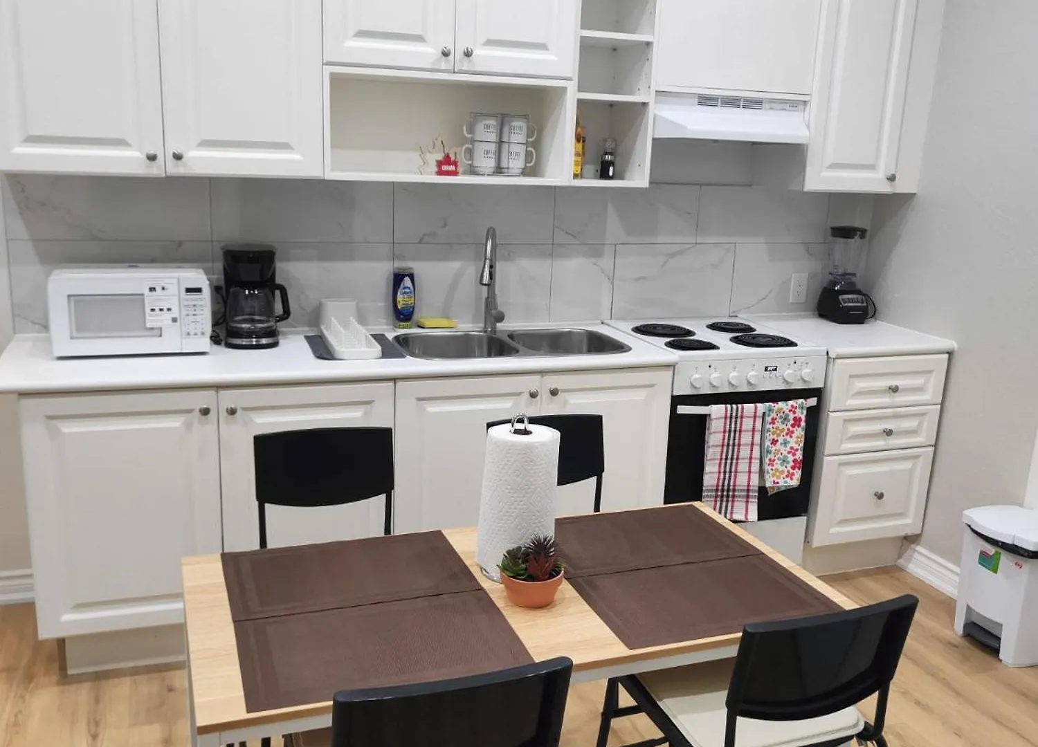 Maple Leaf Stay-Walk To Uoft,Dt,Street Cars,Bars,Rom-Free Wifi Toronto 0*,